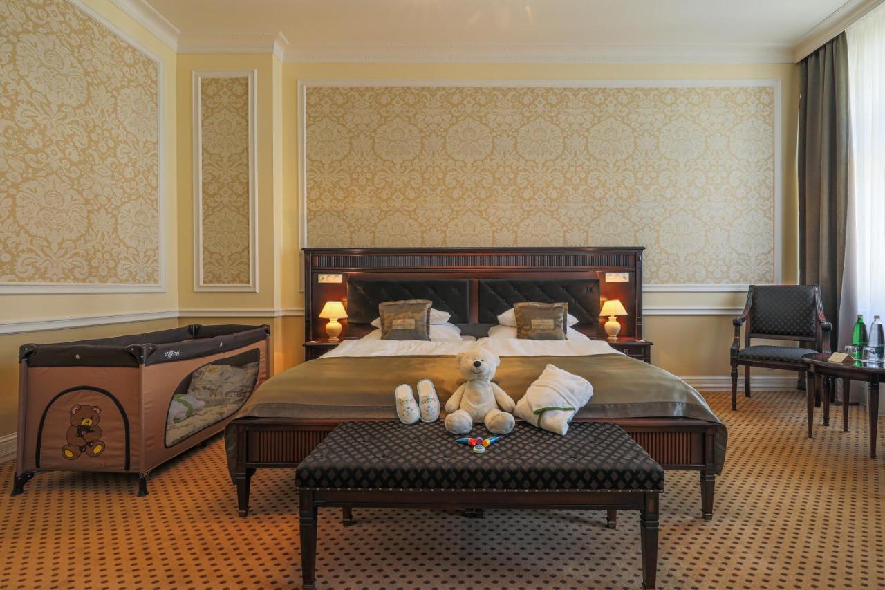 Luxury Spa Hotel Olympic Palace Karlovy Vary Exterior photo A room at the hotel